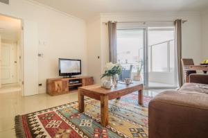 sala de estar con sofá y mesa en Sunlight Properties - "Kahlua" - Cannes - Sea front en Cannes