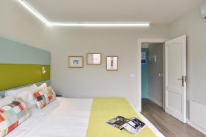 a bedroom with a bed with a green headboard at Hotel Apartamento Bajamar in Las Palmas de Gran Canaria