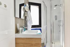 a bathroom with a sink and a shower at Hotel Apartamento Bajamar in Las Palmas de Gran Canaria