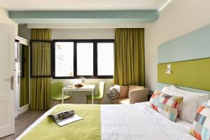 a hotel room with a bed and a table at Hotel Apartamento Bajamar in Las Palmas de Gran Canaria