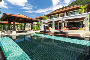 una piscina di fronte a una villa di Villa Kalim6 a Patong Beach