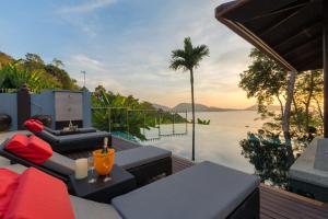 patio con divano e tavolo con vista sull'acqua di Villa Kalim6 a Patong Beach
