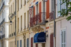 un bâtiment avec un panneau d'hôtel sur son côté dans l'établissement Hôtel d'Angleterre, à Versailles