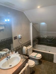 Koupelna v ubytování Hotel Camino Real