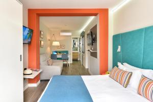 a hotel room with a bed and a living room at Hotel Apartamento Bajamar in Las Palmas de Gran Canaria