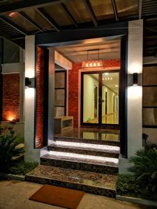 una casa con una scala che porta alla porta d'ingresso di BA​ Apartment​ Flow​Suvarnabhumi a Bang Phli