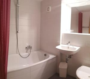 Koupelna v ubytování Hotel und Appartements Jägerhof Rügen + 29 fotografií