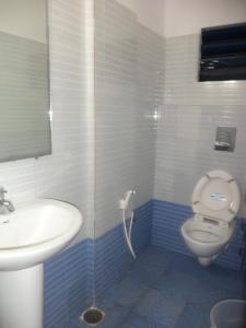 een badkamer met een wastafel en een toilet bij Blue Moon Residency in Mysore