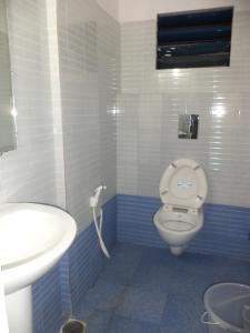 een badkamer met een toilet en een wastafel bij Blue Moon Residency in Mysore