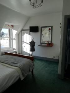 托明多爾的住宿－Argyle Guest House，一间卧室配有一张床、一个梳妆台和一扇窗户。