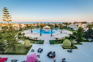 een luchtzicht op een resort met een zwembad bij Le Royal Hammamet in Hammamet