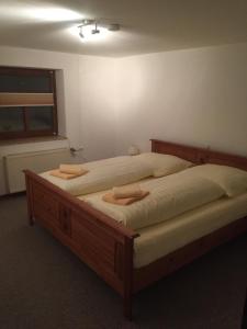 Ein Bett oder Betten in einem Zimmer der Unterkunft Knüllhotel Tann-Eck
