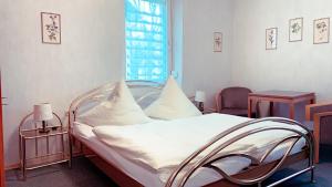 a hospital bed in a room with a window at Pension Haus Marga in Bad Kissingen