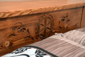 a wooden headboard of a bed in a room at Muzyczny Dworek in Rzepiska