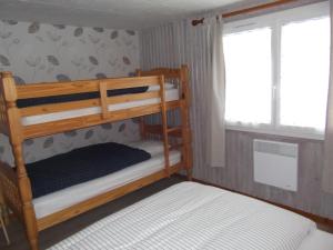 1 Schlafzimmer mit 2 Etagenbetten und einem Fenster in der Unterkunft Le TETRAS in Lamoura