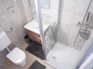 y baño con ducha, aseo y lavamanos. en M&B guest house Srima en Srima