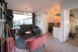 salon z kanapą i stołem w obiekcie Amsterdam Beach Apartment 90 w Zandvoort