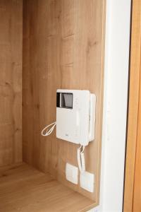 een muur met verwarming en een magnetron bij Apartment Amber, Kranjska Gora - Center in Kranjska Gora