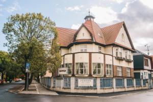 un gran edificio con una torreta en una calle en Villa A. Malka en Poděbrady