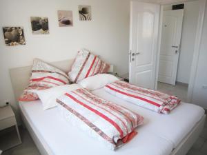 Un pat sau paturi într-o cameră la M&B guest house Srima