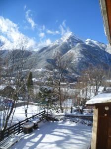 若西耶Maison familiale des Gueyniers的享有远处雪山的景色