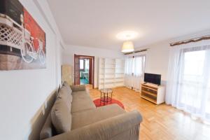 Televízia a/alebo spoločenská miestnosť v ubytovaní Villa Verona + 37 fotografií