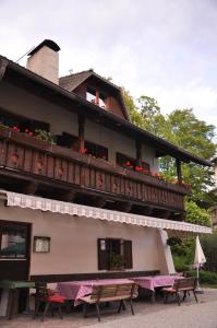 um edifício com bancos à sua frente em Gasthof Schluff em Soprabolzano