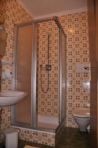 y baño con ducha, lavabo y aseo. en Gasthof Schluff, en Soprabolzano