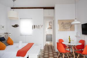 バレンシアにあるFLORIT FLATS - Ático Oasis de Ruzafaのベッドルーム1室(ベッド1台、テーブル、椅子付)