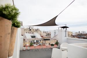 バレンシアにあるFLORIT FLATS - Ático Oasis de Ruzafaのバルコニー(椅子付)が備わり、建物の景色を望めます。
