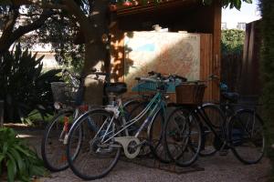 un grupo de bicicletas estacionadas al lado de un edificio en Villa Calliste, en Saint-Laurent-du-Var