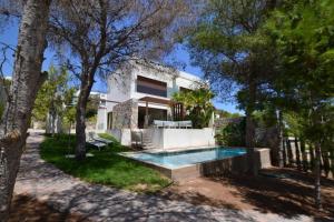 dom z basenem na podwórku w obiekcie Las Colinas, Acacia Villas, Alicante w mieście Orihuela Costa