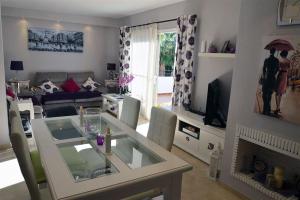 A television and/or entertainment centre at Apartamento Estepona Golf