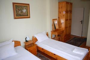 une chambre avec deux lits jumeaux et une commode dans l'établissement Borova House, à Tryavna