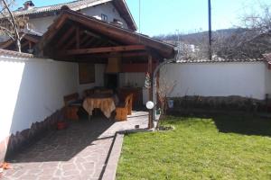 une terrasse avec une table dans la cour d'une maison dans l'établissement Borova House, à Tryavna