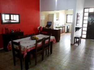 伊塔尼亞恩的住宿－Casa em Itanhaém，一间带桌子的用餐室和一间厨房
