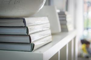 een stapel boeken op een witte plank bij Hotel Spot Varazze in Varazze