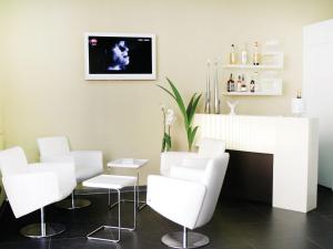 Televízia a/alebo spoločenská miestnosť v ubytovaní Hotel Bruman