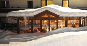 Ski in Ski out Hotel Unterellmau during the winter