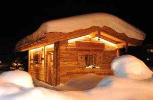 Ski in Ski out Hotel Unterellmau during the winter