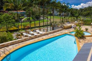 an overhead view of a pool at a resort at Casa do Sol Hotel in Petrópolis
