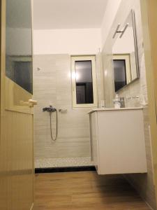 Koupelna v ubytování Hotel 3 Vellezerit + 37 fotografií
