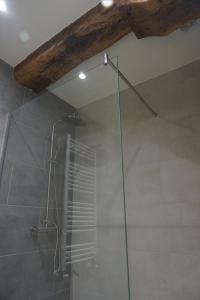 y baño con ducha y puerta de cristal. en Loft 7calles, Casco Viejo. Bio, en Bilbao