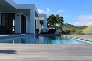 einen Pool vor einer Villa in der Unterkunft The Pearl in Orient Bay