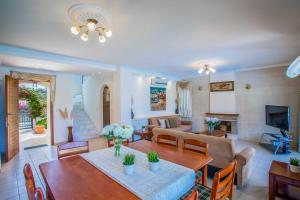 Una sala de estar con una mesa de comedor y un sofá. en Latchi Marina View, en Neo Chorio