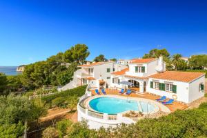 - une vue aérienne sur une maison avec une piscine dans l'établissement Casa Maria, à Cala Galdana
