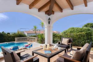 ビニベカにあるVilla Maribelのパティオ(テーブル、椅子付)、スイミングプールが備わります。