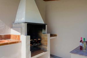 eine Küche mit Kamin in einem Zimmer in der Unterkunft Villa Animeta in Pollença