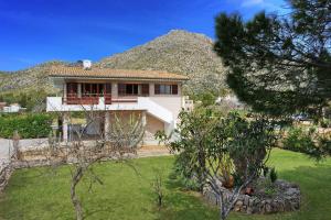 ein Haus mit einem Berg im Hintergrund in der Unterkunft Villa Animeta in Pollença