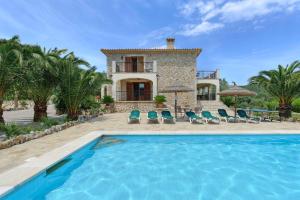 Villa con piscina frente a una casa en Finca Plomera, en Pollensa